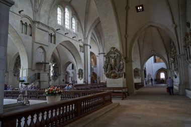 Mnster, Almanya - 2 Mayıs 2025 - Almanya 'da güneşli bir bahar gününde Mnster Katolik Piskoposluğu' nun katedral kilisesi olan Mnster Katedrali veya St. Paulus-Dom 'un içi                               