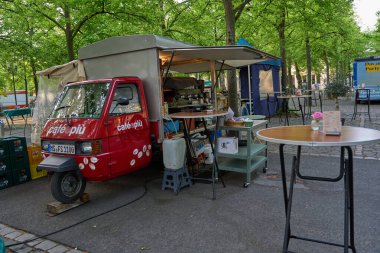 Muenster, Almanya - 3 Mayıs 2025 - İnsanlar katedral meydanındaki haftalık çiftçi pazarında sabahın erken saatlerinde                               