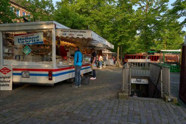 Muenster, Almanya - 3 Mayıs 2025 - İnsanlar katedral meydanındaki haftalık çiftçi pazarında sabahın erken saatlerinde                               