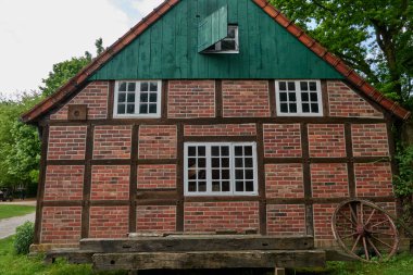 Muenster, Almanya - 3 Mayıs 2025 - Aa Gölü kıyısındaki Muehlenhof Açık Hava Müzesi                                    