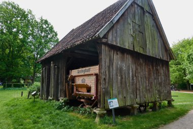 Muenster, Almanya - 3 Mayıs 2025 - Aa Gölü kıyısındaki Muehlenhof Açık Hava Müzesi                                    
