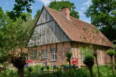 Muenster, Almanya - 3 Mayıs 2025 - Aa Gölü kıyısındaki Muehlenhof Açık Hava Müzesi                                   