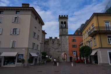 Riva del Garda, İtalya - 8 Mayıs 2025 - Güneşli baharda eski kasaba - Piazza Cavour                               