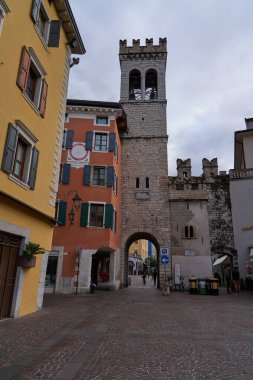 Riva del Garda, İtalya - 8 Mayıs 2025 - Güneşli baharda eski kasaba - Piazza Cavour                               