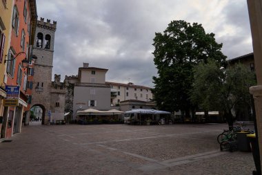 Riva del Garda, İtalya - 8 Mayıs 2025 - Güneşli baharda eski kasaba - Piazza Cavour                               