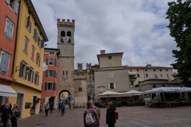 Riva del Garda, İtalya - 8 Mayıs 2025 - Güneşli baharda eski kasaba - Piazza Cavour                               