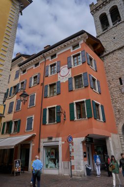   Riva del Garda, İtalya - 8 Mayıs 2025 - Güneşli baharda eski kasaba - Piazza Cavour                  