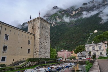 Riva del Garda, İtalya - 8 Mayıs 2025 - Riva del Garda Citadel - MAG - Alto Garda Müzesi güneşli baharda                               