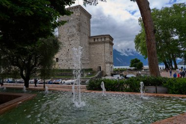 Riva del Garda, İtalya - 8 Mayıs 2025 - Riva del Garda Citadel - MAG - Alto Garda Müzesi güneşli baharda                               