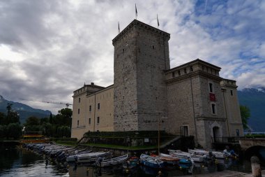 Riva del Garda, İtalya - 8 Mayıs 2025 - Riva del Garda Citadel - MAG - Alto Garda Müzesi güneşli baharda                               
