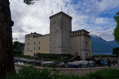 Riva del Garda, İtalya - 8 Mayıs 2025 - Riva del Garda Citadel - MAG - Alto Garda Müzesi güneşli baharda                               