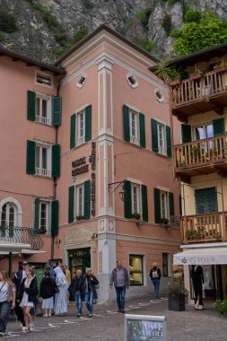 Limone Sul Garda, İtalya - 9 Mayıs 2025: Limone Sul Garda, ünlü limon ekimi kasabası                               