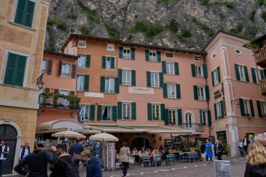 Limone Sul Garda, İtalya - 9 Mayıs 2025: Limone Sul Garda, ünlü limon ekimi kasabası                               