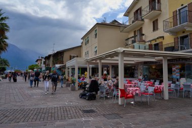Limone Sul Garda, İtalya - 9 Mayıs 2025: Limone Sul Garda, ünlü limon ekimi kasabası                               