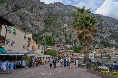 Limone Sul Garda, İtalya - 9 Mayıs 2025: Limone Sul Garda, ünlü limon ekimi kasabası                               
