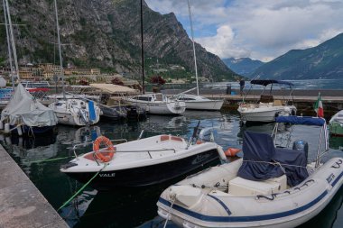 Limone Sul Garda, İtalya - 9 Mayıs 2025: Limone Sul Garda, ünlü limon ekimi kasabası                               