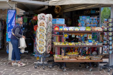 Limone Sul Garda, İtalya - 9 Mayıs 2025: Limone Sul Garda, ünlü limon ekimi kasabası                               