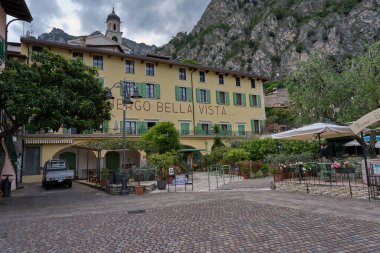 Limone Sul Garda, İtalya - 9 Mayıs 2025: Limone Sul Garda, ünlü limon ekimi kasabası                               