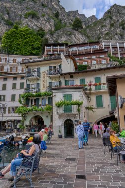 Limone Sul Garda, İtalya - 9 Mayıs 2025: Limone Sul Garda, ünlü limon ekimi kasabası                               