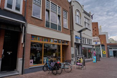 Enschede, Hollanda - 29 Ağustos 2025 - İnsanlar bir yaz öğleden sonra alışveriş caddesinde yürür                               