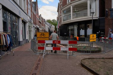 Enschede, Hollanda - 29 Ağustos 2025 - İnsanlar bir yaz öğleden sonra alışveriş caddesinde yürür                               