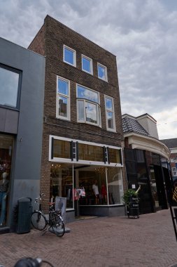 Enschede, Hollanda - 29 Ağustos 2025 - İnsanlar bir yaz öğleden sonra alışveriş caddesinde yürür                               