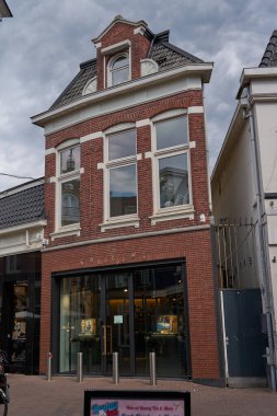 Enschede, Hollanda - 29 Ağustos 2025 - İnsanlar bir yaz öğleden sonra alışveriş caddesinde yürür                               