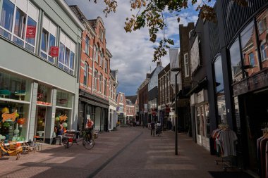 Enschede, Hollanda - 29 Ağustos 2025 - İnsanlar bir yaz öğleden sonra alışveriş caddesinde yürür                               