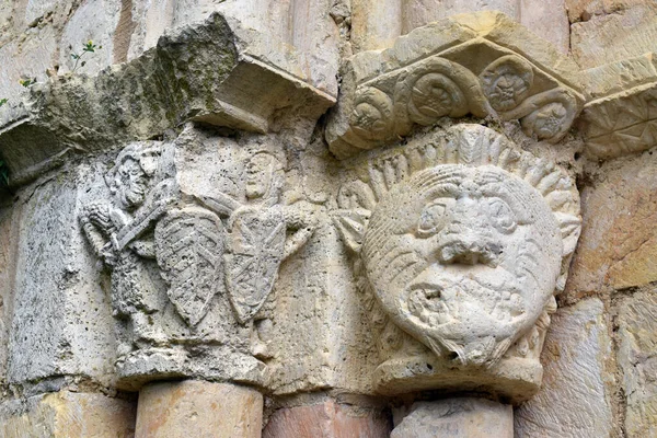 Capitelli Della Chiesa Romanica Ribera Parco Naturale Valderejo Paesi Baschi — Foto Stock