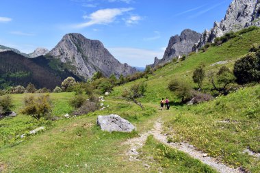 Urkiola Doğal Parkı Dağları. Sağ, Astxiki dağı, sol, Untzillatx veya Untzillaitz dağı