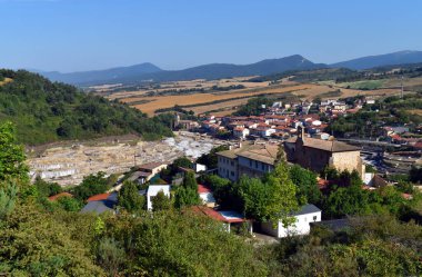 Ayala Aiara Vadisi 'ndeki Aes köyünün manzarası. Bask Ülkesi. İspanya