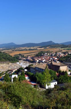 Ayala Aiara Vadisi 'ndeki Aes köyünün manzarası. Bask Ülkesi. İspanya