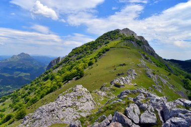 Urkiola Doğal Parkı 'nda Larrano col ve Anboto Dağı (1331 metre). Bask Ülkesi. İspanya