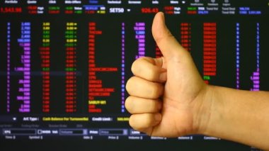 Stüdyo Chiangmai Tayland 'da borsa geçmişi olan bir adam var..