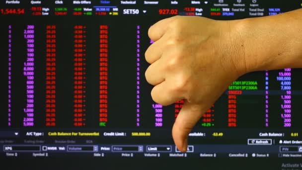 Hombre Está Mostrando Pulgar Hacia Abajo Con Fondo Bolsa Valores — Vídeo de stock