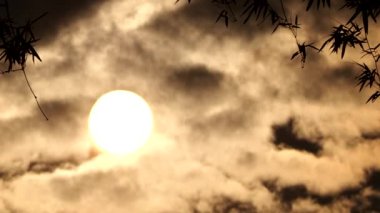 Bulutlar güneşin içinden geçiyor, Chiangmai Tayland.