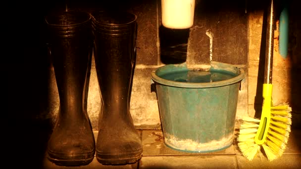废水倒进了旧桶里 在泰国清迈的浴室里 — 图库视频影像