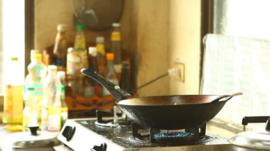 Tayland 'ın Chaingmai bölgesindeki mutfakta yemek pişirmek..