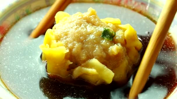 在泰国清迈 用筷子夹住中国饺子 — 图库视频影像