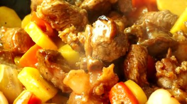 Tayland 'ın Chaingmai bölgesinde tavada sığır güveci pişiriyorum..