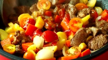 Tayland 'ın Chaingmai bölgesinde tavada sığır güveci pişiriyorum..