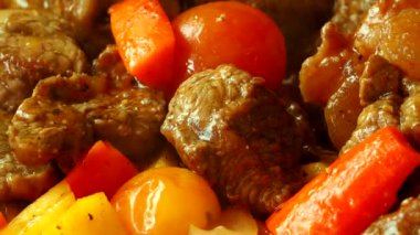 Tayland 'ın Chaingmai bölgesinde tavada sığır güveci pişiriyorum..