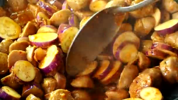 在泰国清迈的大门口 用锅里的蔬菜煎肉丸 — 图库视频影像