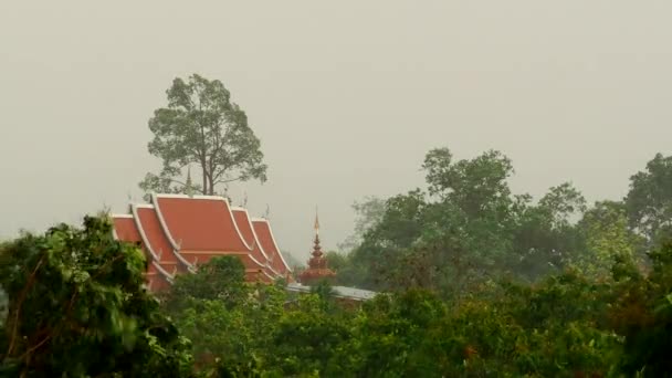 Zicht Tempel Bomen Bewegen Door Storm Land Kant Chiangmai Thailand — Stockvideo