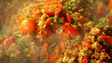 Adam tavada yumurta ve sebzeli pilav pişiriyor, Tayland yemeği..