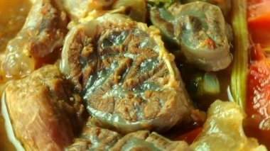 Baharatlı bacaklar kasede çorba, Chiangmai Tayland 'da..