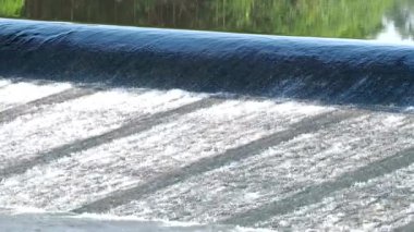 Weir 'da sular akıyor, Chiangmai Tayland tarafında..