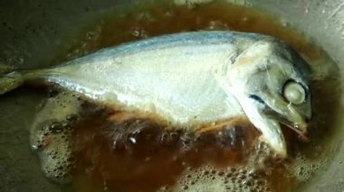 Tavada kızarmış uskumru balığı, Chiangmai Tayland 'da..