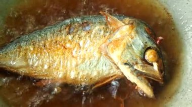 Tavada kızarmış uskumru balığı, Chiangmai Tayland 'da..