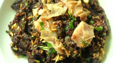 Baharatlı çiğ et salatası ya da laboratuvar, Kuzey Tayland yemeği.